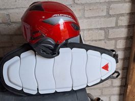 Skihelm mit Rückenpanzer