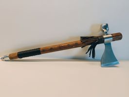 Dekoratives Tomahawk (Wurfaxt) mit funktionstüchtiger Pfeife