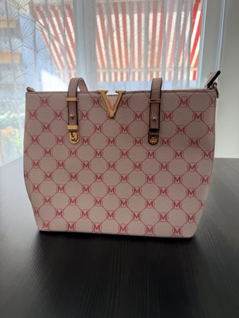 Sac à main rose avec motif et détail doré
