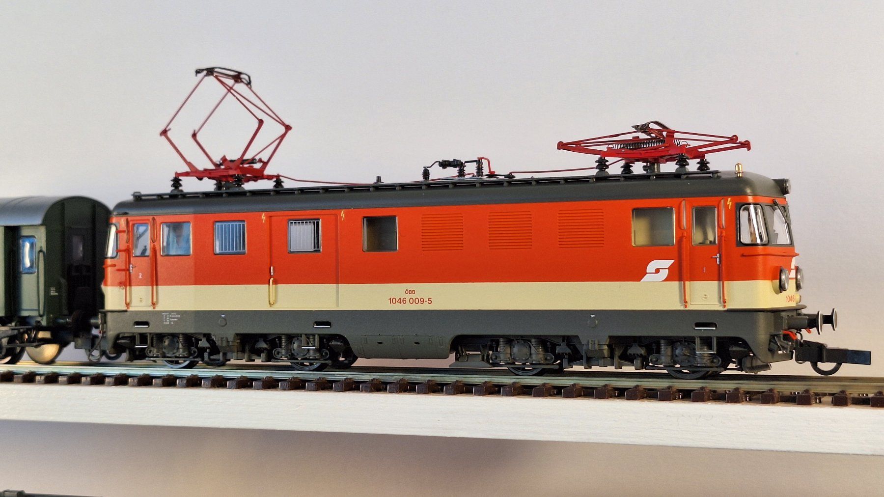 Roco Trains électriques: ÖBB 1046 mit Personenzug – D'occasion à Bern par BahnliebhaberRe420 4