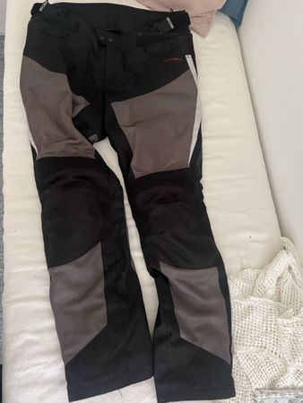Motorradhose Grösse 54 mit viel Belüftung