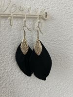 Elegante schwarz-goldene Feder-Ohrringe