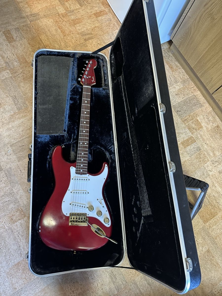 Fender Strumenti musicali: Fender "The Strat" 1982 inkl. Koffer – Usato da Tschierv venduto da Screamingwolfguitars 5