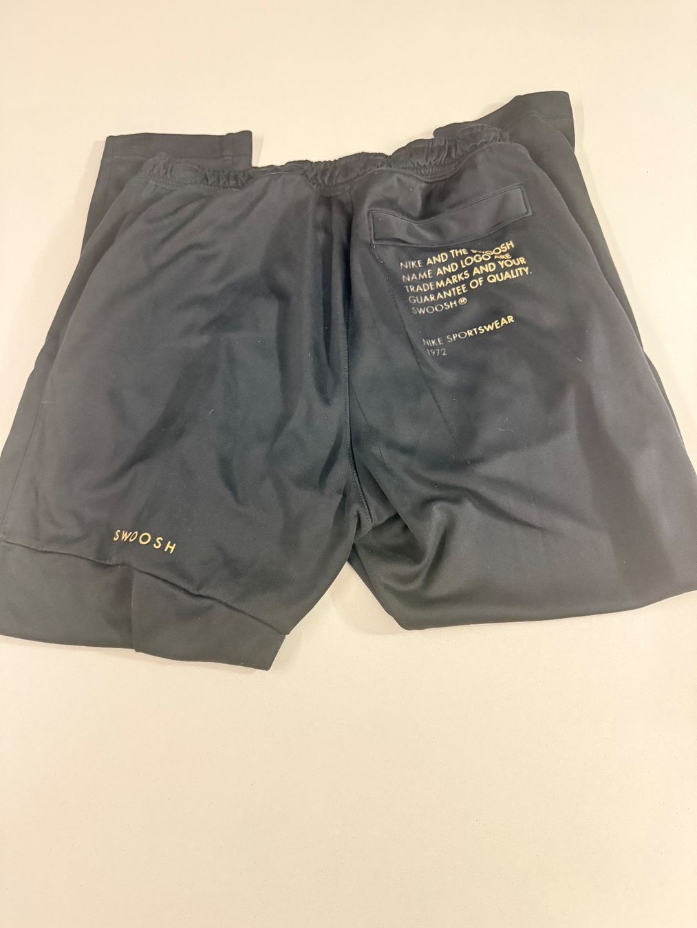 Nike Pantaloni: Nike Trainingshose Schwarz/Gold, Grösse L – Usato da Wollerau venduto da falkenauge444 1