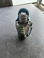 Tragbare Hundetrinkflasche 550 ml mit Futternapf – Neu & Aus