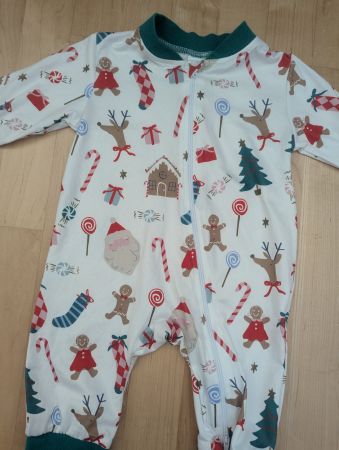 Baby Schlafanzug / Pyjama mit Weihnachtsmotiv – Gr. 62/68