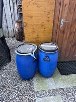 2 blaue Kunststofffässer mit Deckel und Spannring