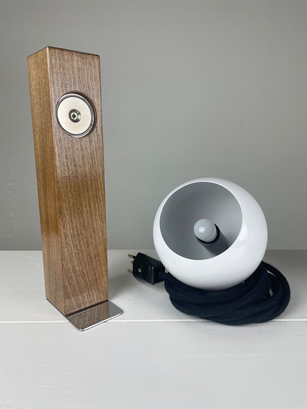 Lampade: Magnetic Eyeball Table Lamp – Usato da Genthod venduto da lightyear63 8