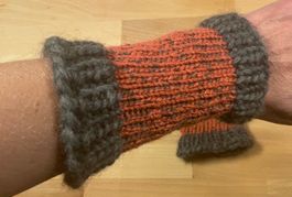 Pulswärmer 👐 - handgestrickt - Grau / Rot - NEU