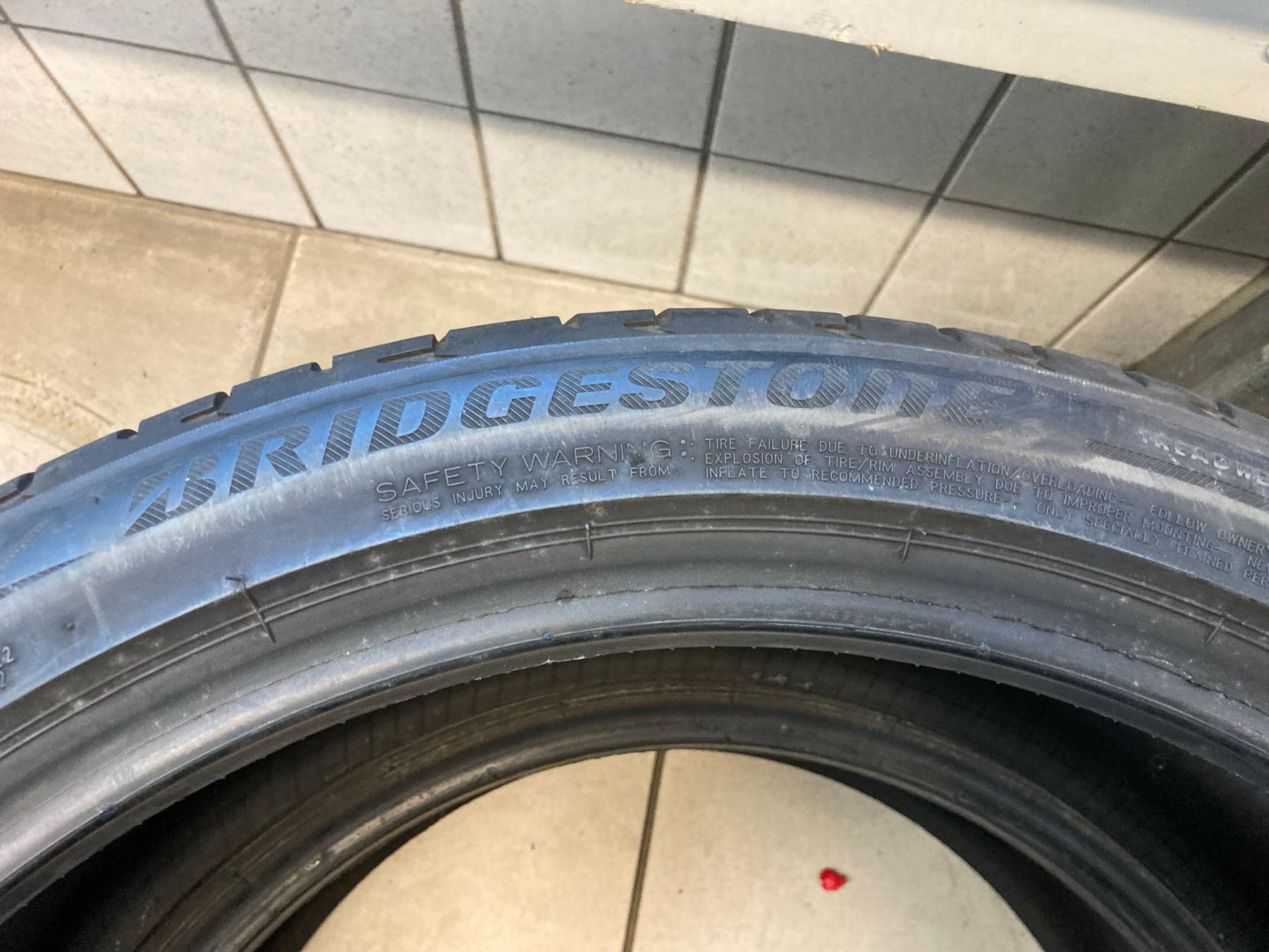 Bridgestone Pneumatici & Ruote complete: 215/45R20 Sommerpneu – Usato da Cham venduto da WB2223 1