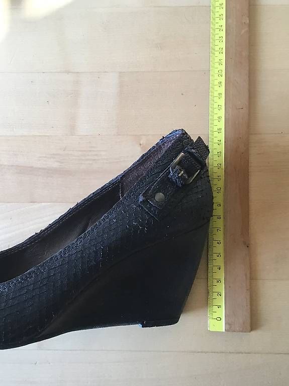 Damenschuhe: Schwarze Pumps Grösse 40 mit Keilabsatz – Gebraucht aus Basel von petrovna4 4