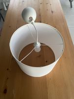 Deckenlampe mit weissem Stoffschirm – sehr guter Zustand