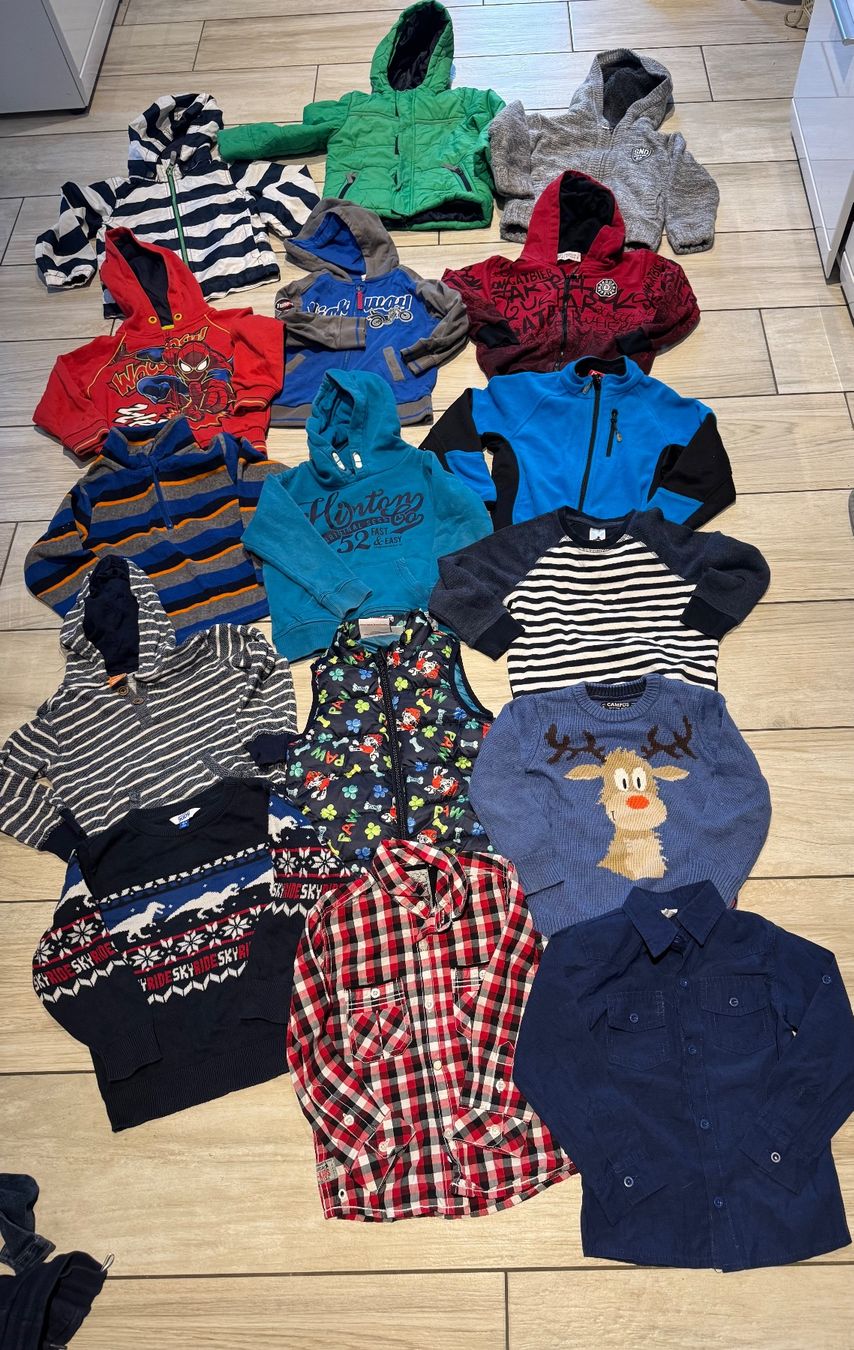 Lotti & Set di vestiti: Kleiderset 104 Jacken, Pullover, Hemde 16 teilig – Usato da Gelterkinden venduto da Familienferien