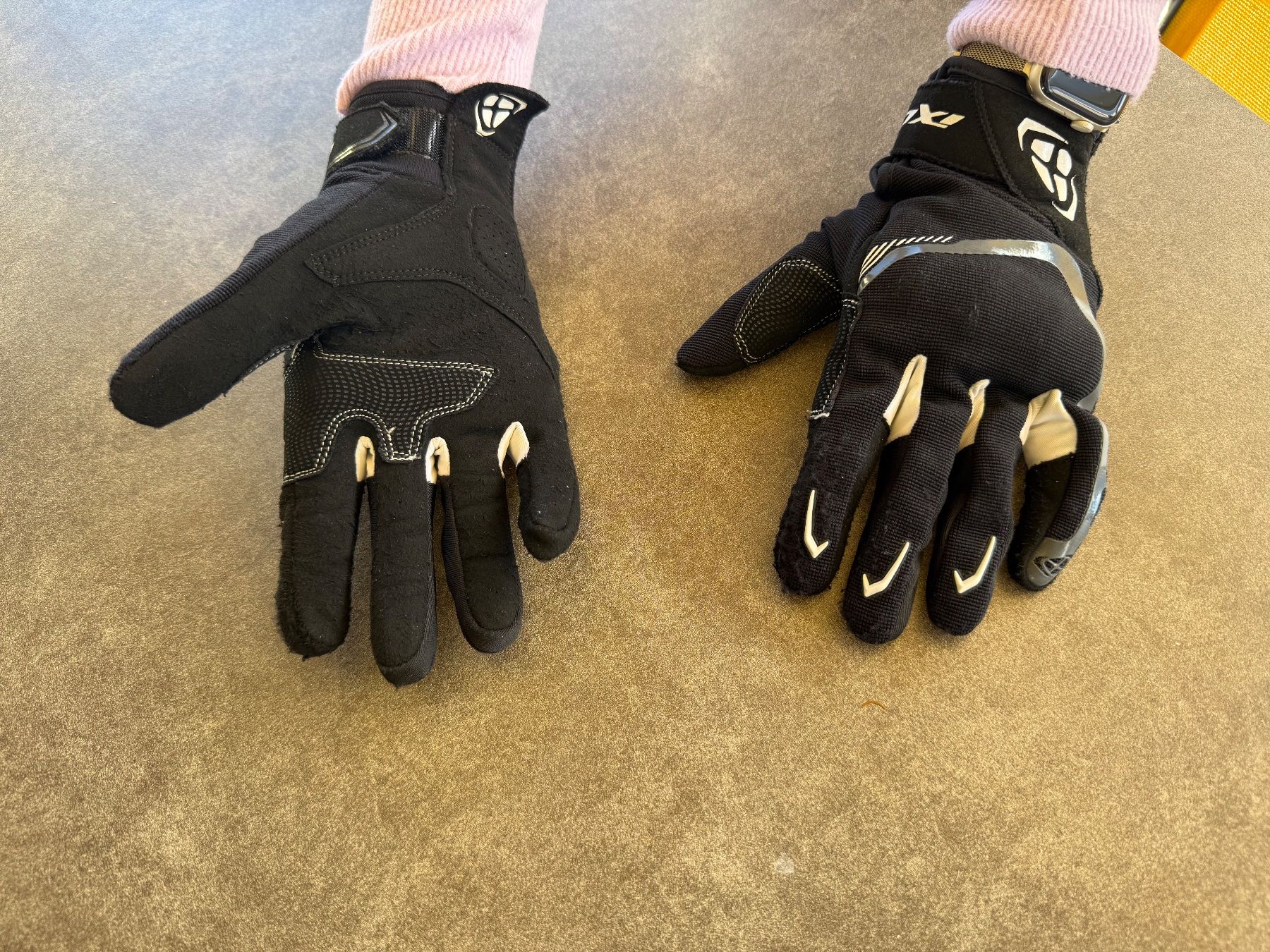 Ixon Guanti & manicotti: Gants moto IXON, taille M – Usato da St-Léonard venduto da chr_27y2