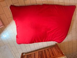 Roter Sitzsack gefüllt mit reiskornartiger Füllung