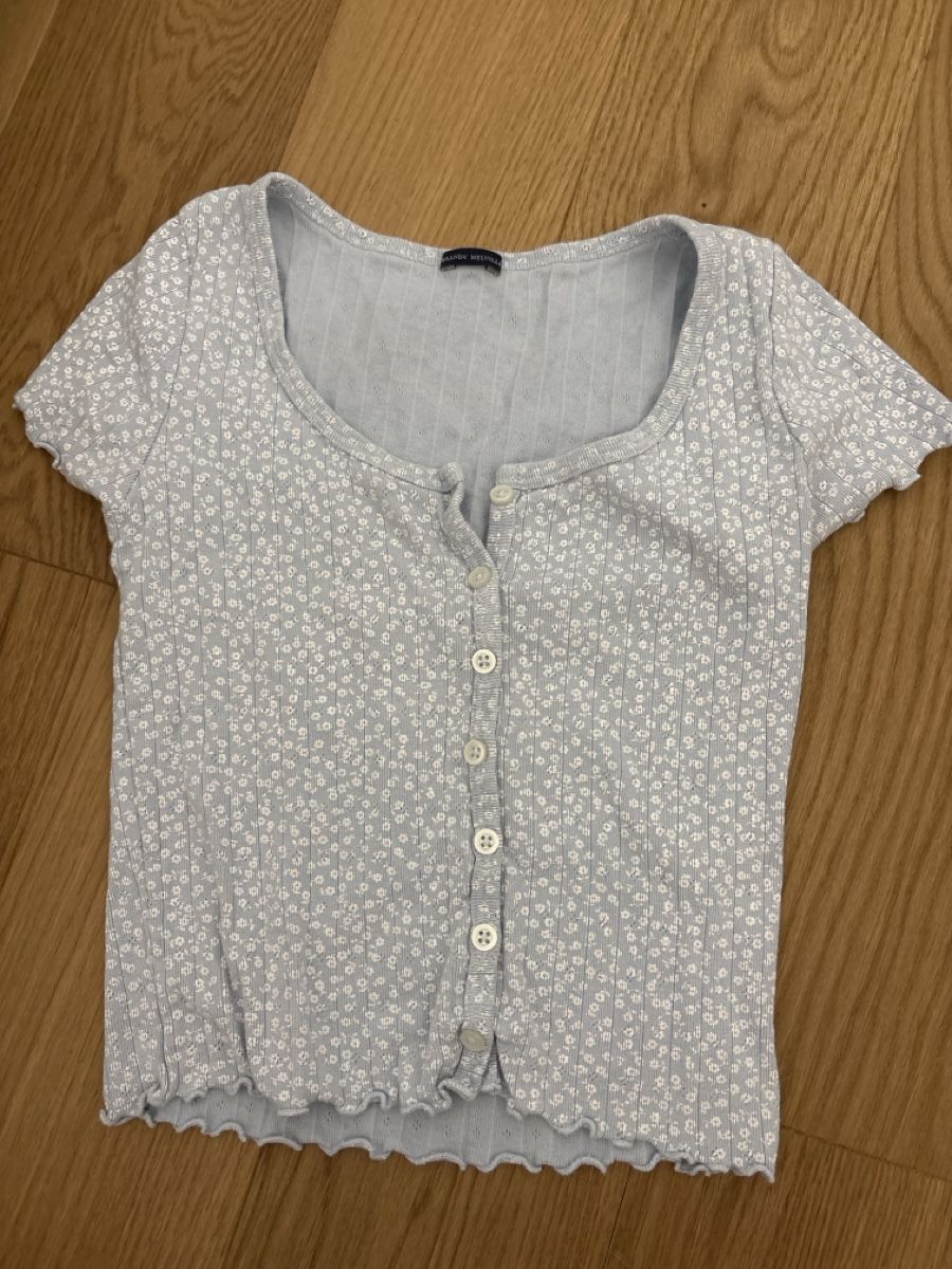Brandy Melville Tops: Brandy Melville floral top, light blue – Gebraucht aus Steinhausen von zgo_6dc6