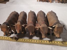 5 geschnitzte Holzkühe