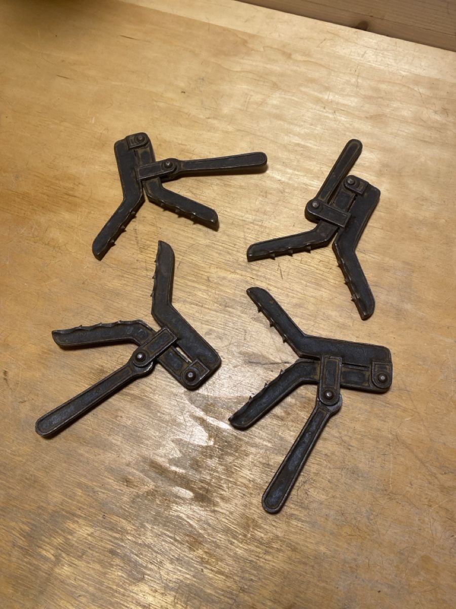 Pinze: Ensemble de 4 pinces à bois anciennes – Usato da Corcelles NE venduto da Avossouhaits