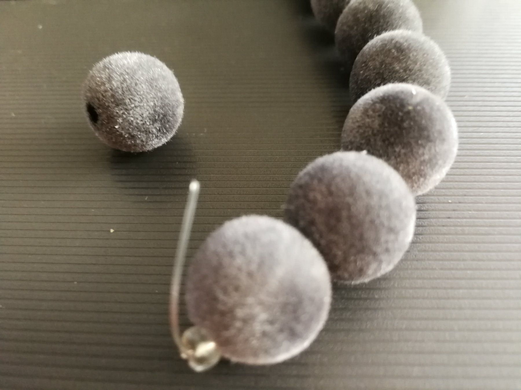 Perle (finte): Perle Samt grau    13mm – Nuovo (secondo la descrizione) da Alpnachstad venduto da perlengaby