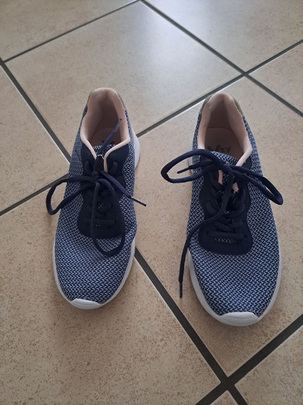 Chaussures filles: Turnschuhe Gr.36 – D'occasion à Gelterkinden par sonne1976