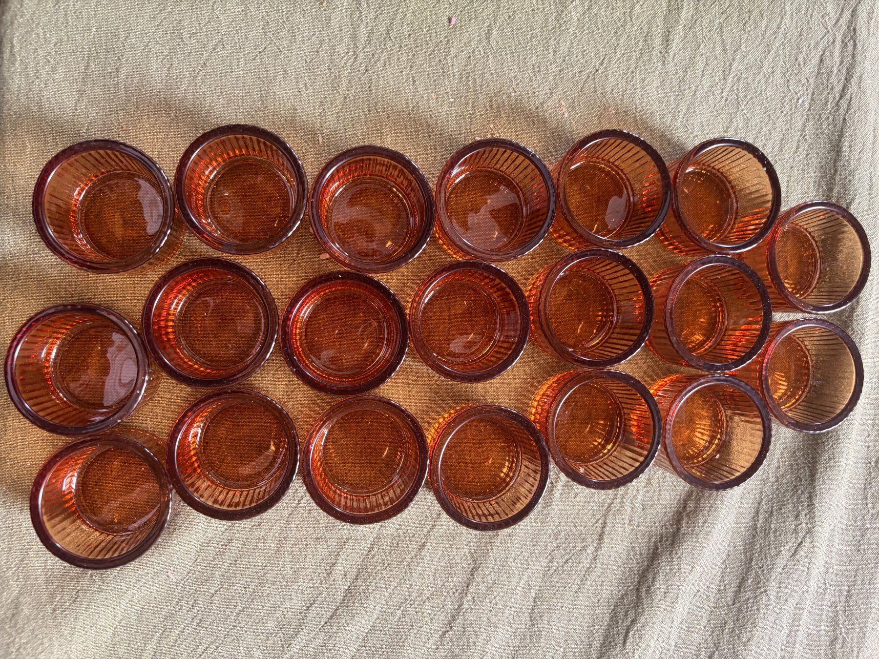 Alle Dekorationen: 20 Amber Ribbed Glass Tealight Holders | Wedding & Event Tab – Gebraucht aus Vico Morcote von ste_9d8c