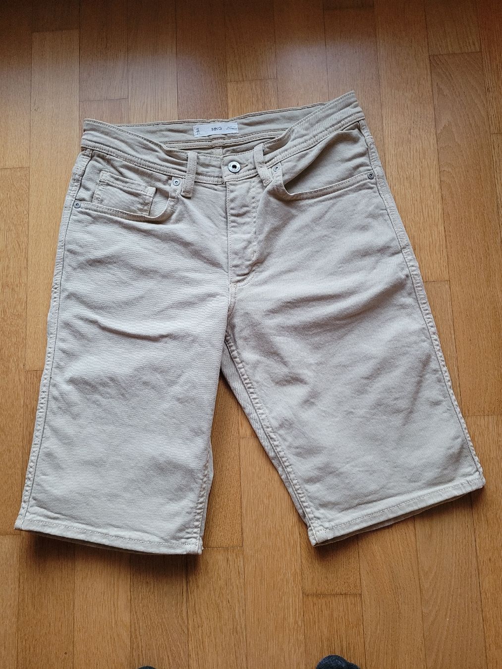 Mango Pantaloni: Bermuda en jean beige – Nuovo e nell'imballaggio originale da Biel/Bienne venduto da Leila32
