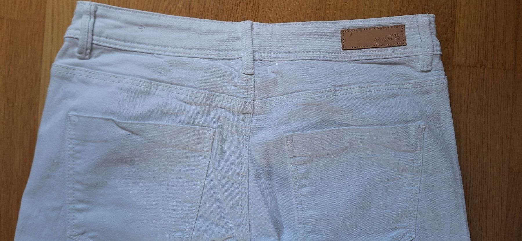 Stradivarius Jeans: Stradivarius, jeans blanc – Nuovo (secondo la descrizione) da Lussery-Villars venduto da pousinete02 4