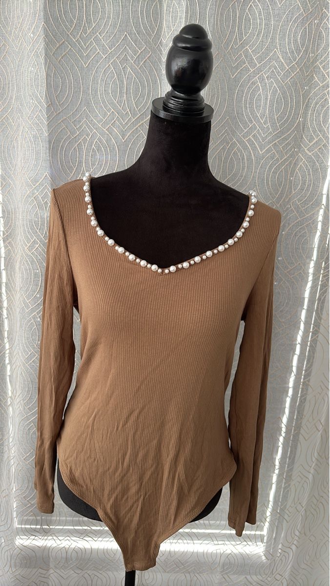 T-shirt: Eleganter Langarmbody mit Perlen – Nuovo (secondo la descrizione) da Muri AG venduto da ReBoutique