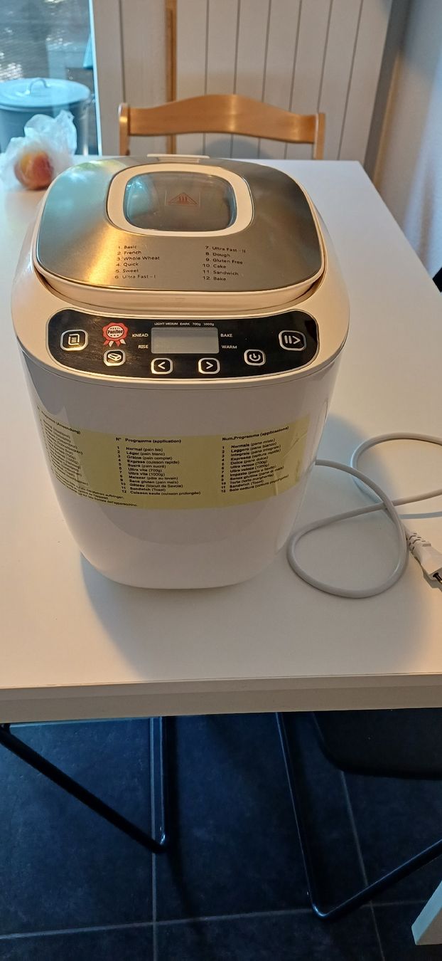 Küchengeräte: Brotbackmaschine – Gebraucht aus Wittenbach von nic_gvc6