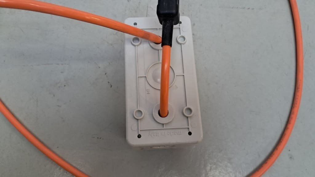 Componenti elettronici: elektrische Anschlussbox FI mit Sicherung – Usato da Alpnach-Dorf venduto da Hess-Automobile 3