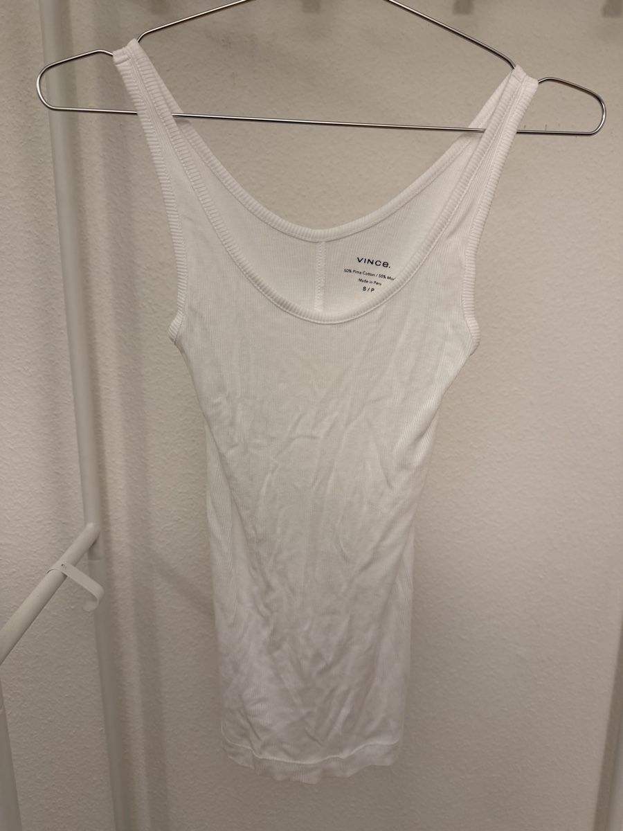 Top: VINCE Tanktop – Nuovo (secondo la descrizione) da Küsnacht ZH venduto da and_fpn2