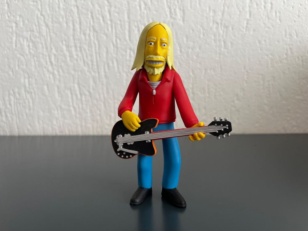 Tom deals petty figurine