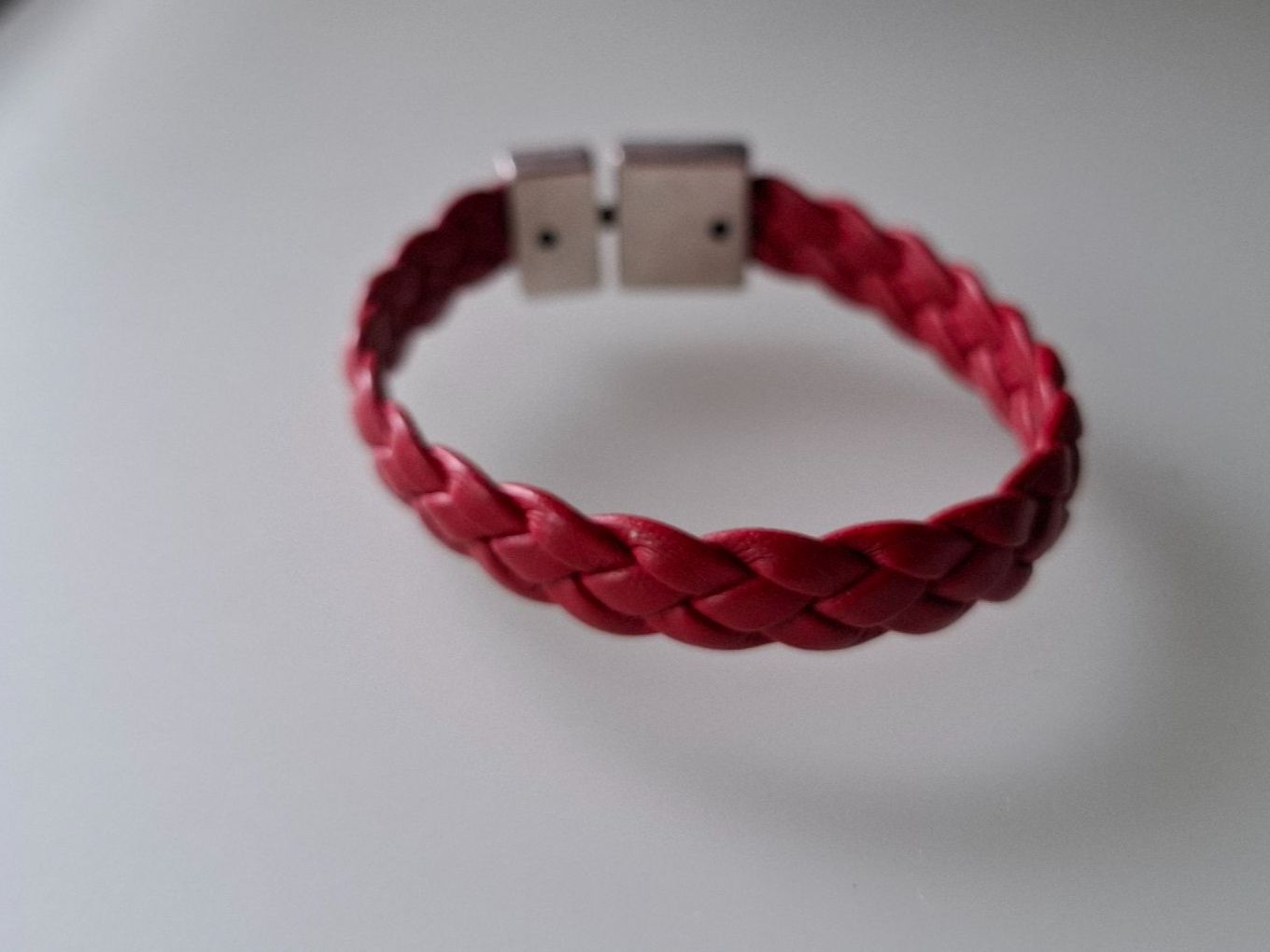 Bracciali & Braccialetti: geflochtenes Armband Leder rot – Usato da Ennetbaden venduto da Rosen1 2