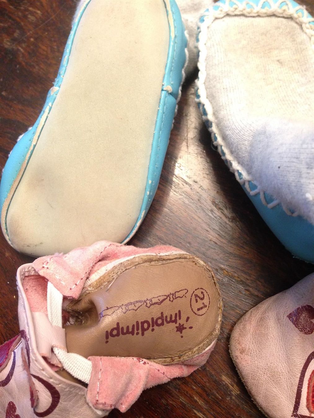 Schuhe für Jungen: 2 mal Finken / Hausschuhe Grösse 21 – Gebraucht aus Aesch ZH von Goonies_1 2
