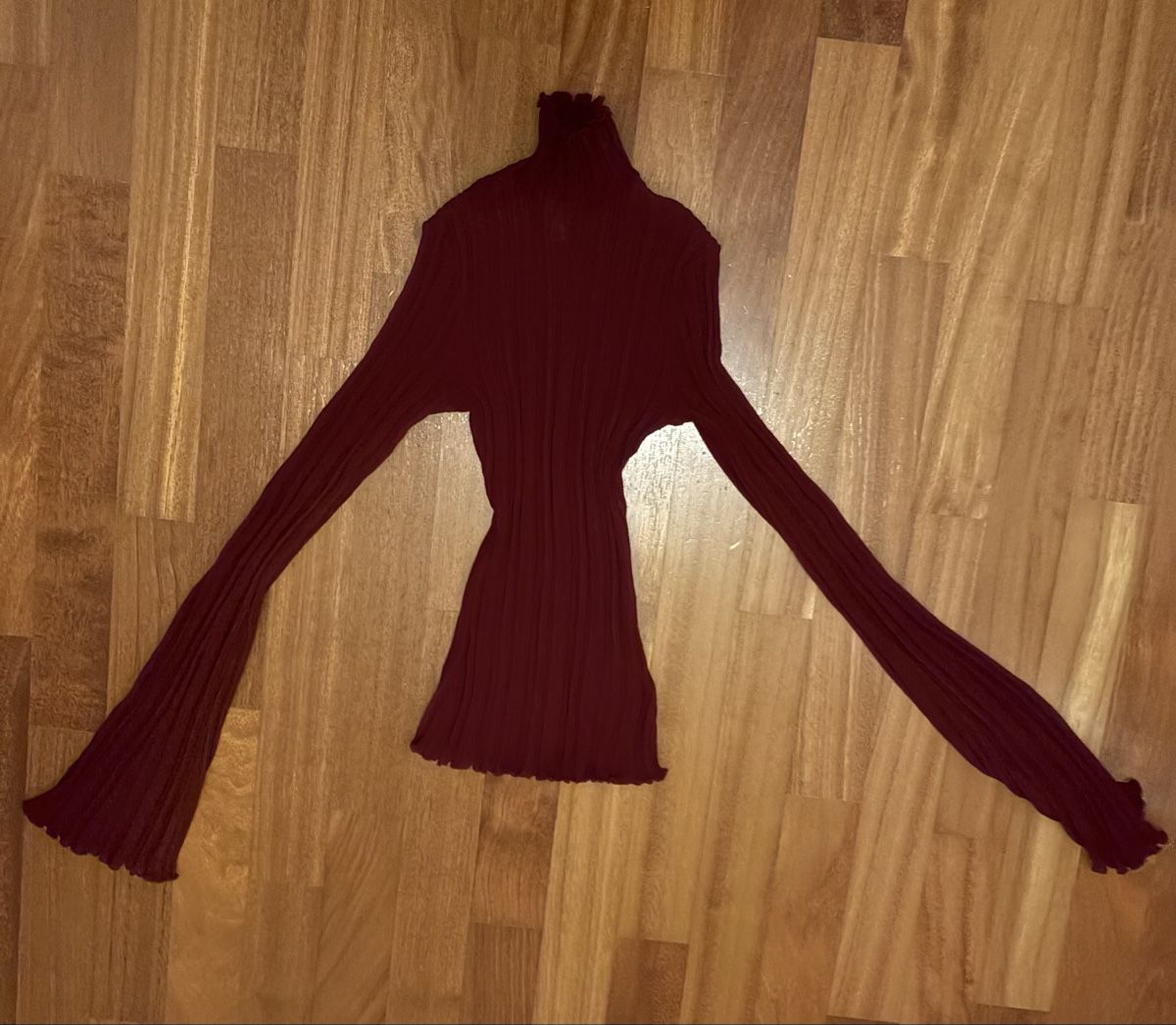 H&M Top: Rollkragenshirt, bordeauxrot, Trompetenärmel – Nuovo (secondo la descrizione) da Luzern venduto da ale_v5qn 2