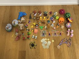 Konvolut Figuren, Ball und diverses kleines Spielzeug