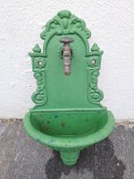 Gusseiserne robuster Wandbrunnen mit Armatur grün antik.