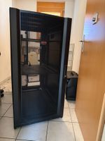 APC Serverschrank, Top Zustand, 24HE, Schwarz, Occasion