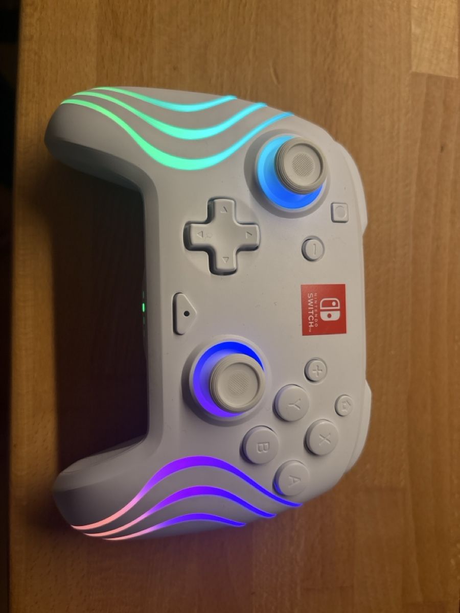 Consoles: Nintendo Switch Afterglow Wave Controller  – D'occasion à Liebefeld par nurseli