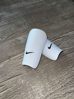 Protège-tibias Nike, taille adulte, utilisé.