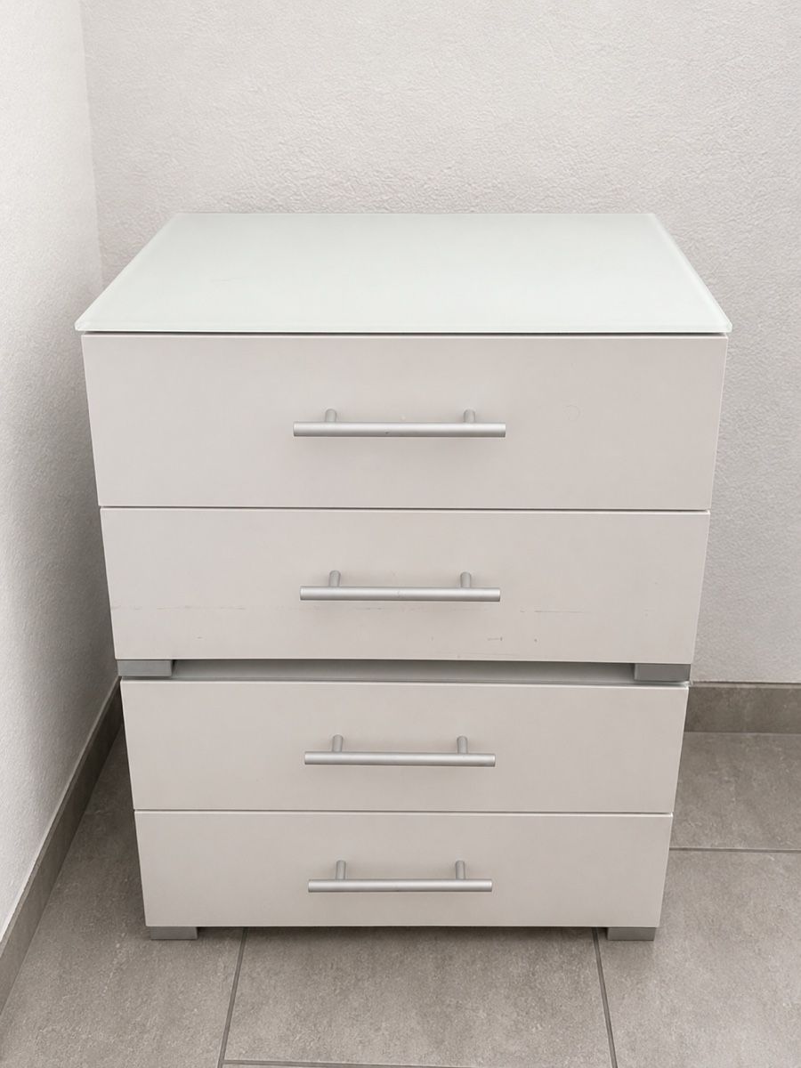 Pfister Tables de nuit: 2 weisse Nachttischlein mit Schubladen – D'occasion à Altendorf par _luca7.11