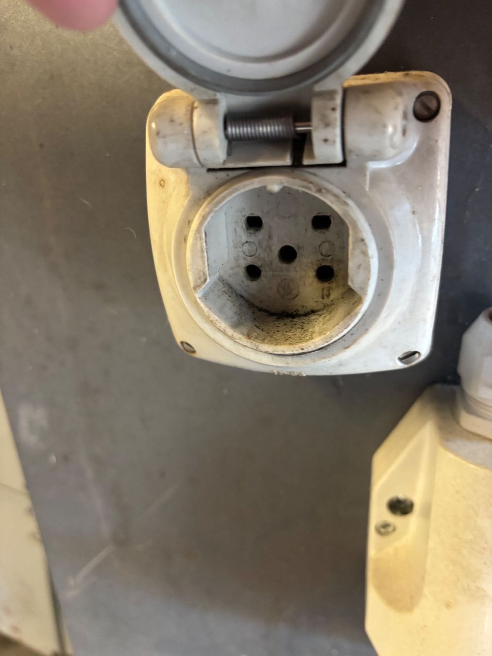 Alimentation électrique: Stromverteiler mit Zähler und Steckdosen gebraucht – D'occasion à Wittenbach par newzealand09 3
