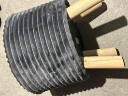 Gemütlicher, grauer Hocker mit Holzfüssen, neuwertig