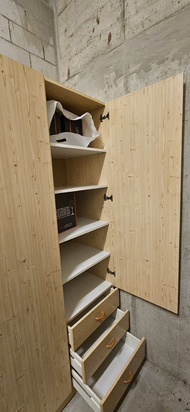 Schränke: Kleiderschrank – Gebraucht aus Zürich von zumbie777 1