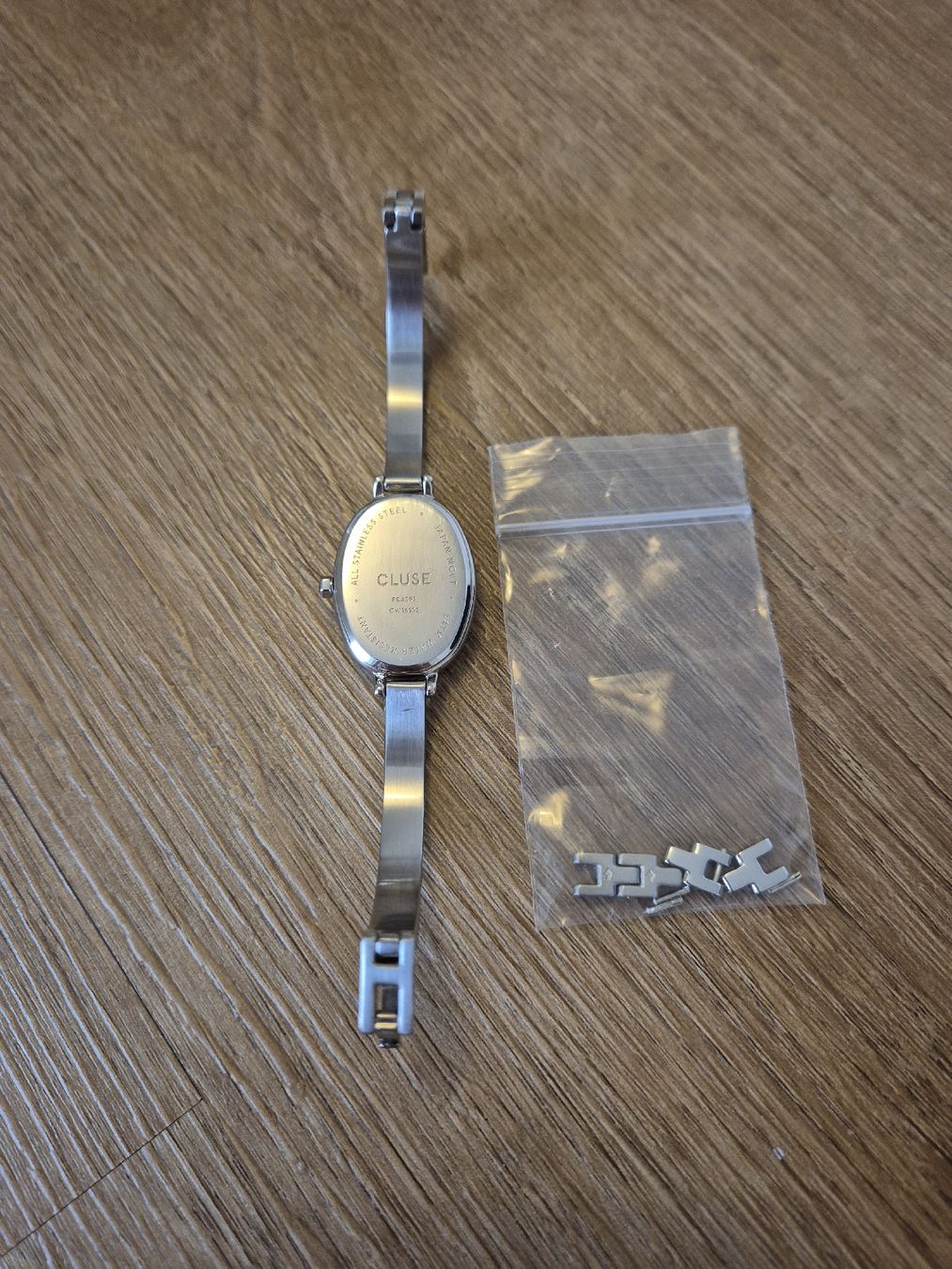 Cluse Orologi: Cluse Armbanduhr oval Silber  – Nuovo (secondo la descrizione) da Niederhelfenschwil venduto da usa001 1