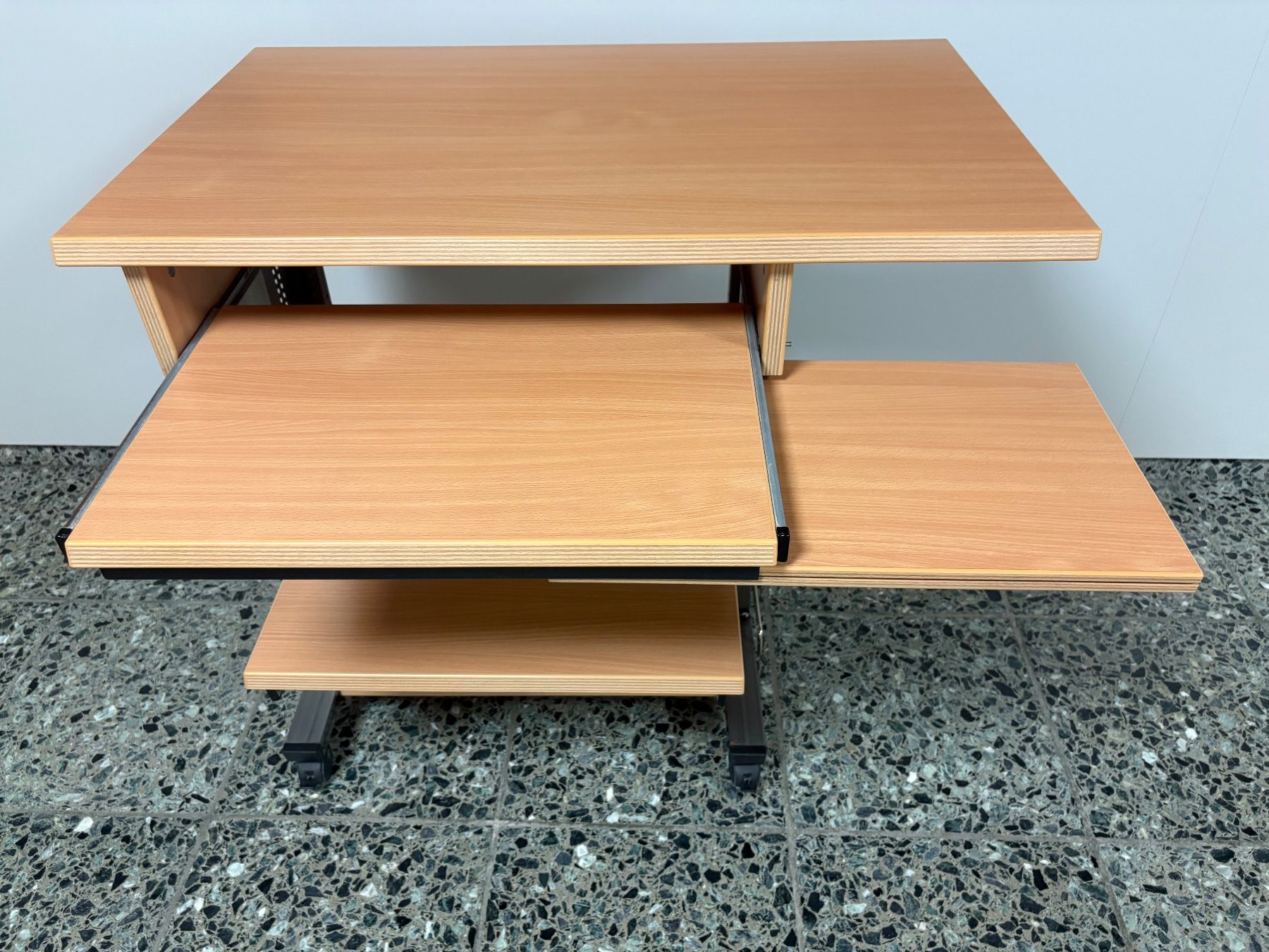 Tische: Rollwagen,Tisch ,Computertisch mit Tastaturablage – Gebraucht aus Schleinikon von riet_2026
