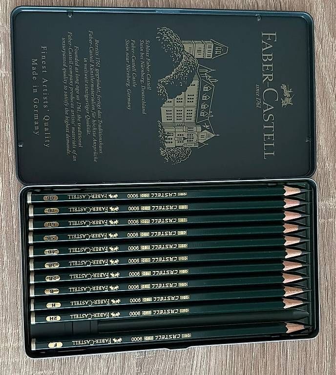Crayons, crayons de couleur & craies: Boîte à crayons graphiques – D'occasion à Prilly par ayl_v7wd 1