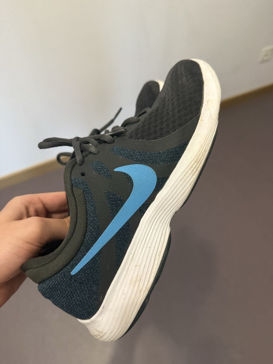 Nike Chaussures hommes: Nike Revolution 4 EU unisex Sneakers – Neuf (Voir description) à Biel/Bienne par Husseinsheikho