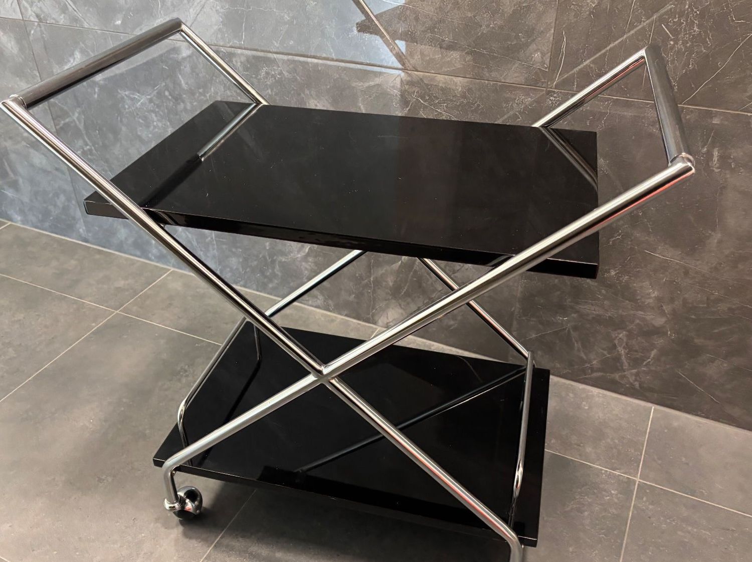 Koffer & Taschen: Moderner Designer Servierwagen Silber, Schwarz, Verchromt – Gebraucht aus Lengnau BE von 4ConsultingSolutions 1