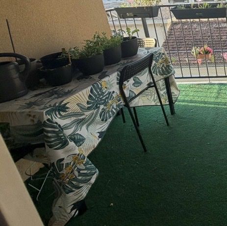 Tables: table a manger noir IKEA – D'occasion à Neuchâtel par ote_f8cc